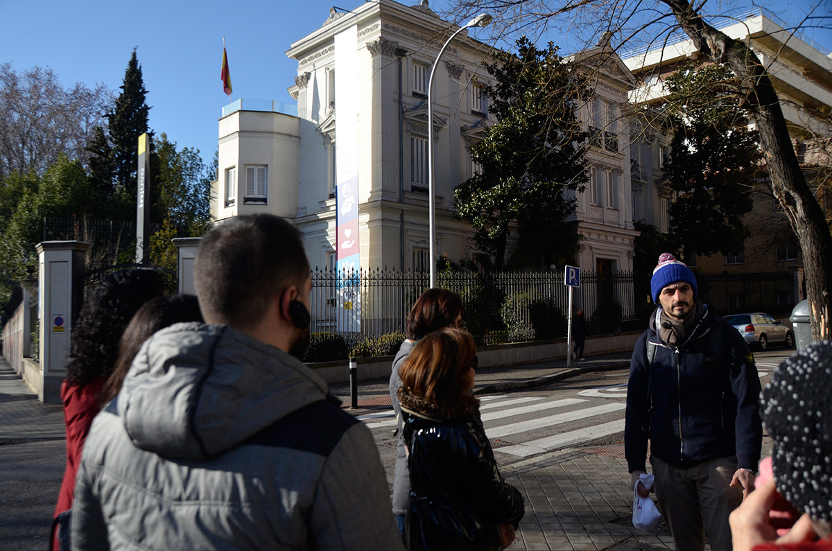 Rradioguia-tours-caminando-radioguiasmadrid.jpg Alquiler de radioguías para tours guiados a pie en Madrid con radioguiasmadrid.com