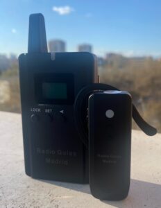 Grupo de alumnos con radioguías WhisGo en una excursión educativa en Madrid