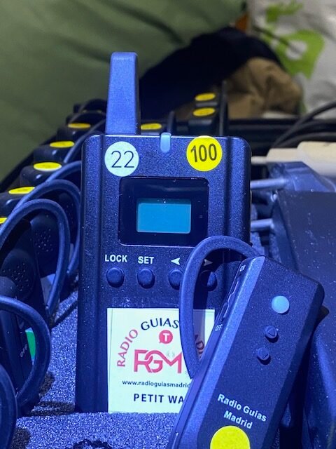 Radioguías Petit Way para agencias de viajes y eventos. Modelo utilizando de radioguías Petit Way durante una visita guiada. con Radioguiasmadrid.com